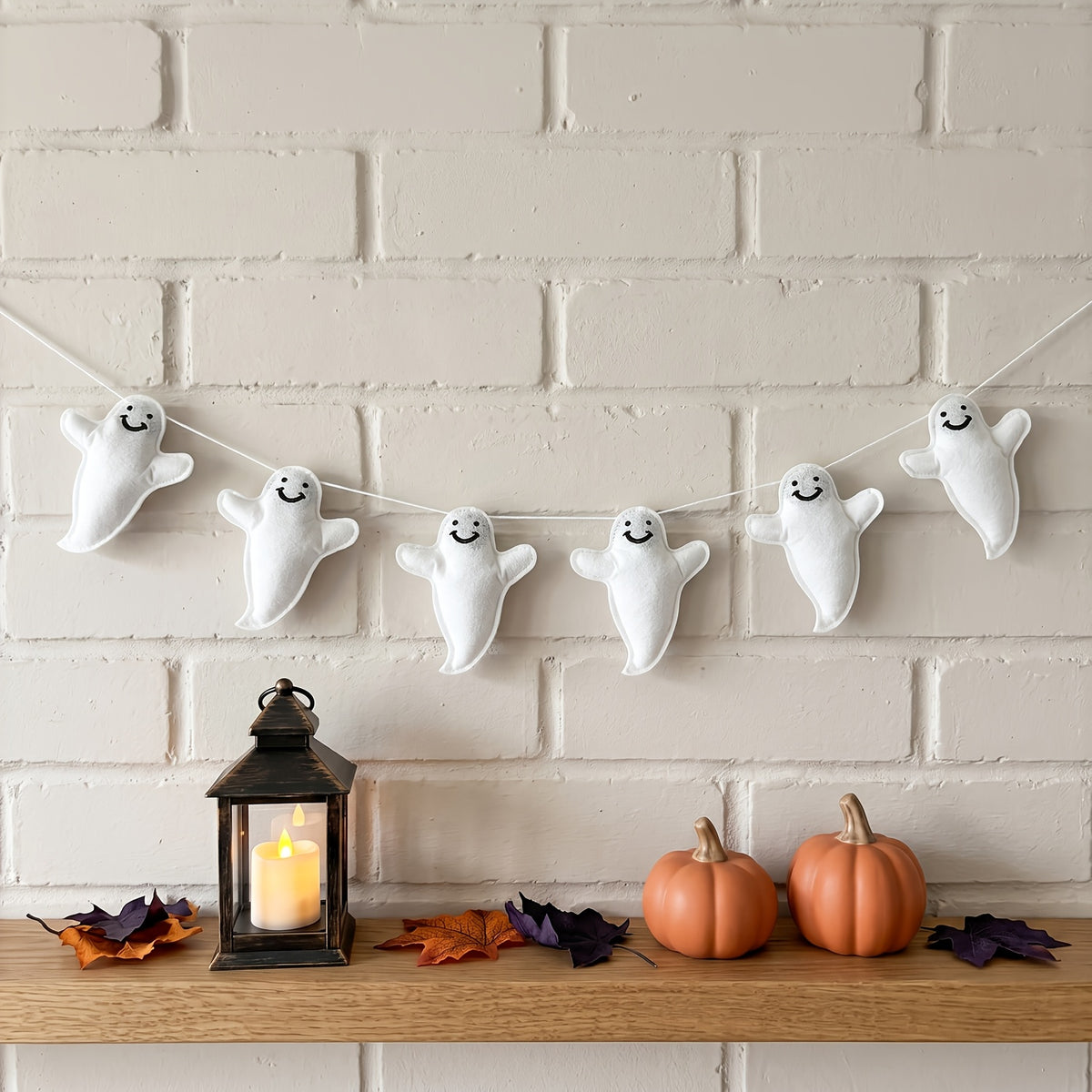 Guirnalda de fantasmitas sobre repisa de Halloween