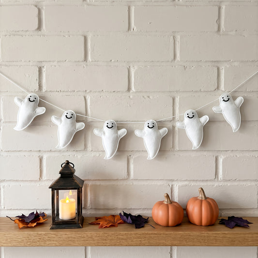 Guirnalda de fantasmitas sobre repisa de Halloween