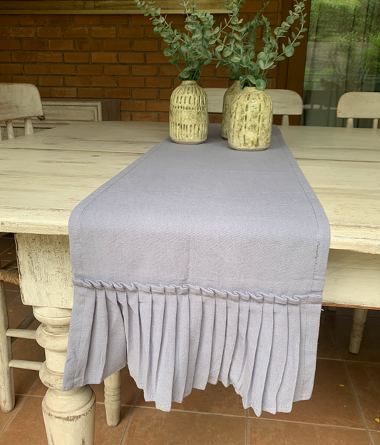 Camino de mesa vuelos gris azulado