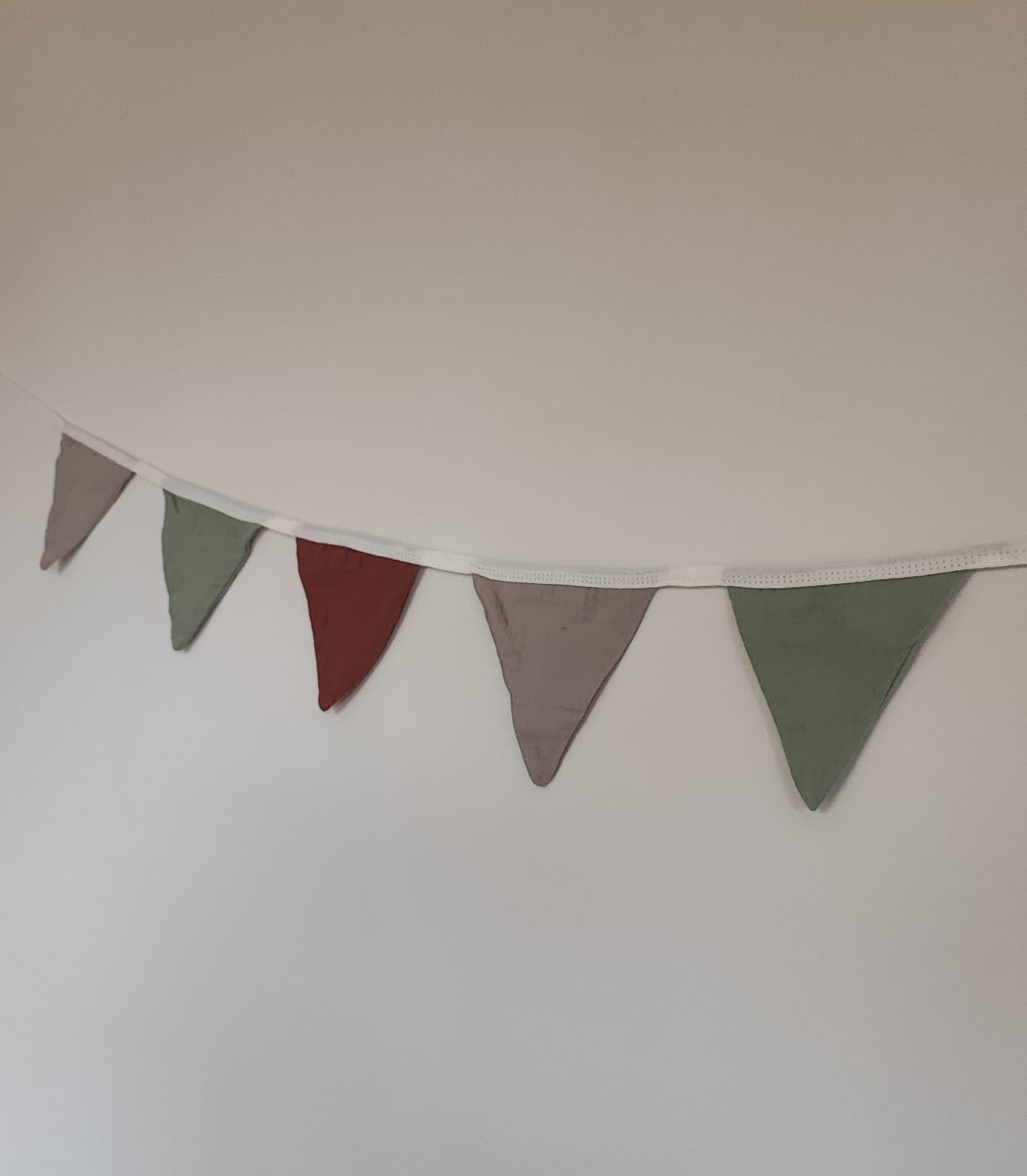 Banderín tela verde, gris y tierra