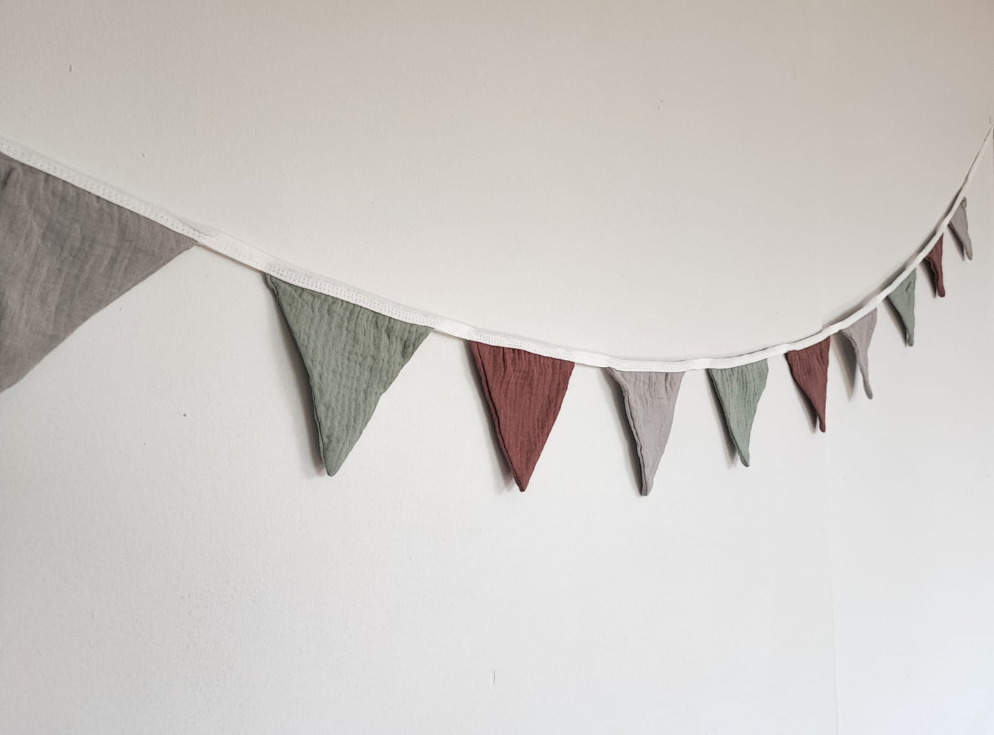 Banderín tela verde, gris y tierra