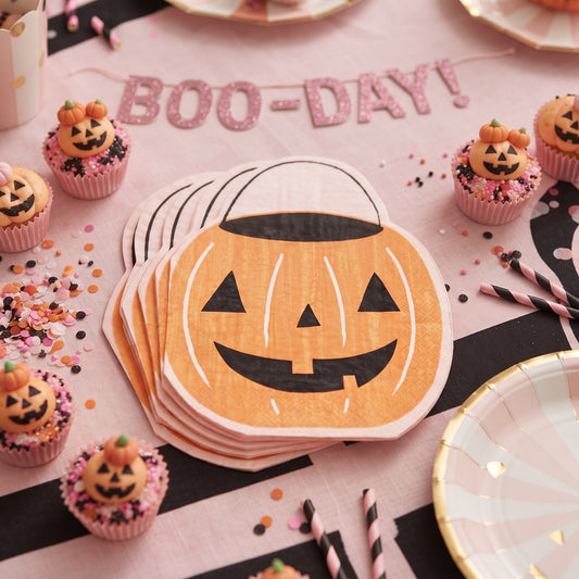 Servilletas calabaza en mesa de dulces