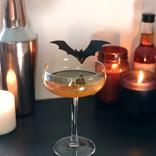 Murciélago decorativo en copa de cóctel