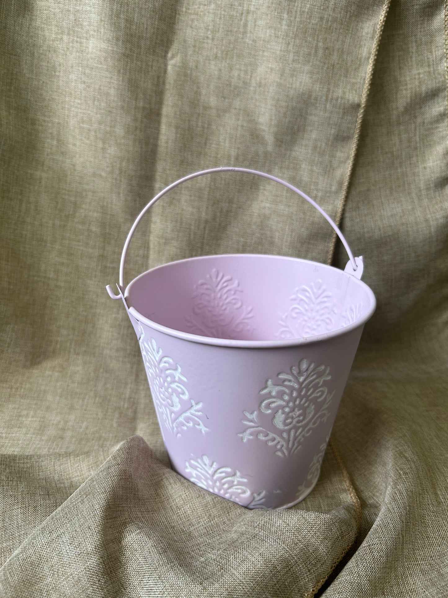 Contenedor metálico rosado vintage
