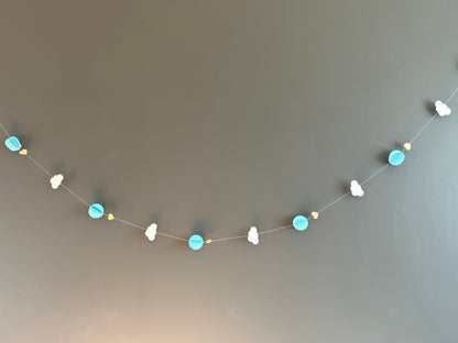 Guirnalda de globos aerostáticos celeste